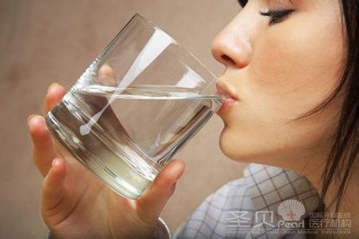早晨后是先喝水好还是先刷牙好 
